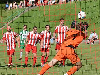 Zu oft nur hinterher geschaut: Gleich neunmal musste Fuchsstadts Keeper Simon Finke gegen Abtswind den Ball aus dem Netz holen. Foto: ssp