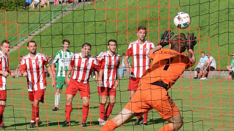 Zu oft nur hinterher geschaut: Gleich neunmal musste Fuchsstadts Keeper Simon Finke gegen Abtswind den Ball aus dem Netz holen. Foto: ssp