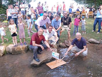 Die musikalische Floßübergabe im Rahmen des "SaaleMusicums" zwischen den beiden Landkreisen Rhön Grabfeld und Bad Kissingen fand in diesem Jahr am Lauerstrand in Niederlauer statt.  Foto: Manfred Mellenthin