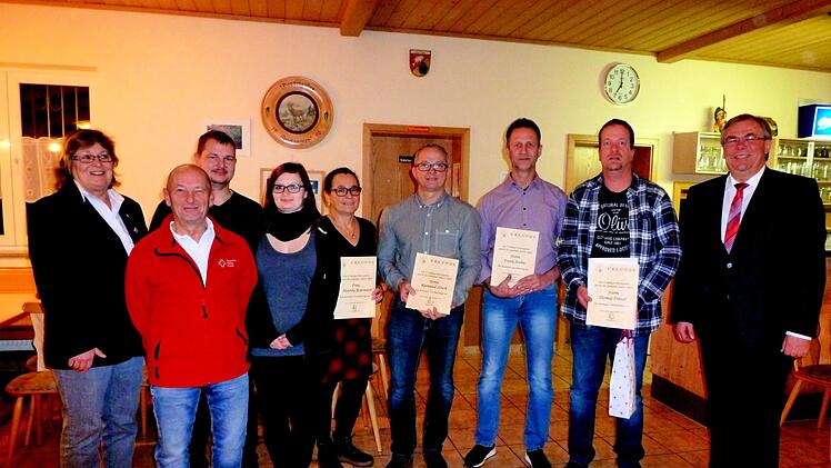 Geehrt wurden Blutspender in Sand (mit Urkunden von links): Henrike Rottmann, Raimund Zösch, Frank Brehm, Thomas Fritzel. Es fehlen  Bernd Schabert, Dieter Götz und Horst Weidenbacher. Die Ehrung wurde vorgenommen von Bürgermeister Bernhard Ruß (rechts) sowie von der Rot-Kreuz-Bereitschaftsleiterin Anne Grimmer (links), die sich beide auch bei (weiter von links) Erich Benz sowie seinen Kindern Marco und Franziska für die Betreuung der Blutspendetermine in Sand bedankten.
