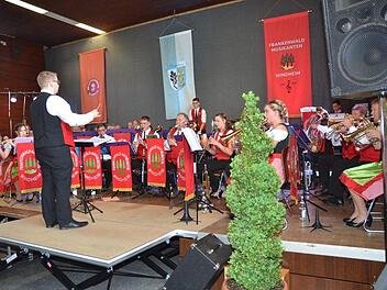 Der Musikverein Frankenwald unter Stabführung von Stephan Schmidt unterhielt mit verschiedenen Stilrichtungen vom traditionellen Marsch über Polka bis hin zu Swing. Foto: Karl-Heinz Hofmann