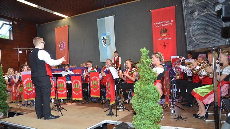 Der Musikverein Frankenwald unter Stabführung von Stephan Schmidt unterhielt mit verschiedenen Stilrichtungen vom traditionellen Marsch über Polka bis hin zu Swing. Foto: Karl-Heinz Hofmann