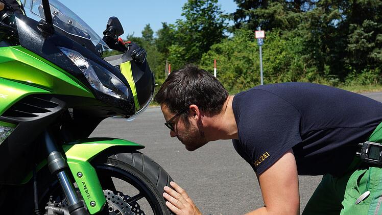 Maximilian Hoffmann überprüft den Vorderreifen.Foto: Arkadius Guzy