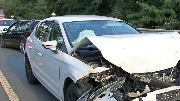 Ein junger Mann setzte im Juni 2019 auf der Nordumgehung zu einem riskanten &Uuml;berholman&ouml;ver an. Das ging prompt schief. Jetzt wurde er zu einer hohen Geldstrafe verurteilt.