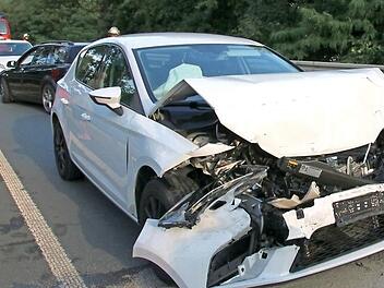 Ein junger Mann setzte im Juni 2019 auf der Nordumgehung zu einem riskanten &Uuml;berholman&ouml;ver an. Das ging prompt schief. Jetzt wurde er zu einer hohen Geldstrafe verurteilt.