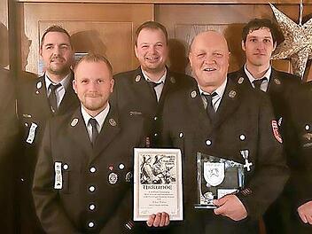 Der neu gewählte 2. Vorsitzende Frank Holzheimer (von links), 1. Kommandant Jens Endreß, der neue 1. Vorsitzende Michael Schäfer mit den Geehrten Peter Schmitt, Robert Roßhirt, Bastian Freibott und Daniel Bocklet