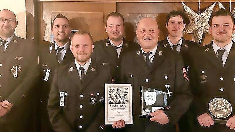 Der neu gewählte 2. Vorsitzende Frank Holzheimer (von links), 1. Kommandant Jens Endreß, der neue 1. Vorsitzende Michael Schäfer mit den Geehrten Peter Schmitt, Robert Roßhirt, Bastian Freibott und Daniel Bocklet