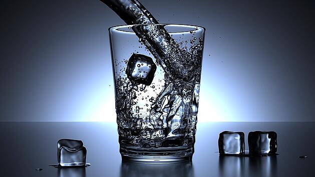 Aus einem Glas schmeckt ein erfrischendes Wasser besonders gut.