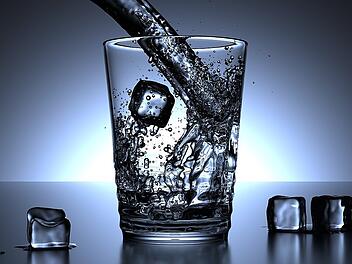 Aus einem Glas schmeckt ein erfrischendes Wasser besonders gut.