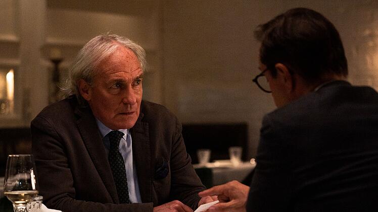 Joachim Vernau (Jan Josef Liefers, rechts) gibt Sebastian Marquardt (August Zirner) einen Code.