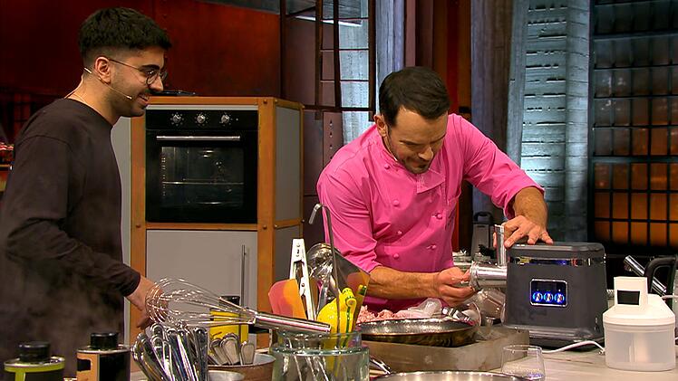 Sabotage aus den eigenen Reihen: "Zivi" Howan hatte die Kurbel aus dem Wurstger&auml;t entfernt. Henssler giftete: "Du Horst!"