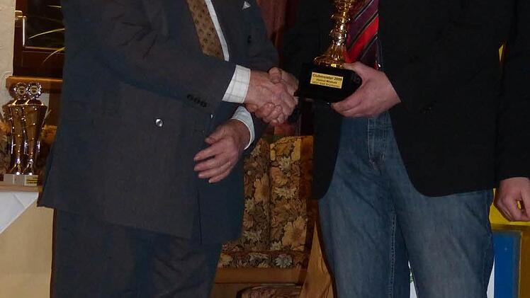 Winfried Möller übergibt den Clubmeister-Pokal an Gernot Riemey. Foto: privat