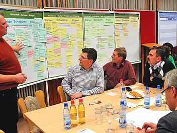 Beim Workshop in Nüdlingen zum "integrierten ländlichen Entwicklungskonzept" der Gemeinde-Allianz "Kissinger Bogen" konnten die Bürger konkrete Vorschläge für Projekte machen. Fotos: Dieter Britz