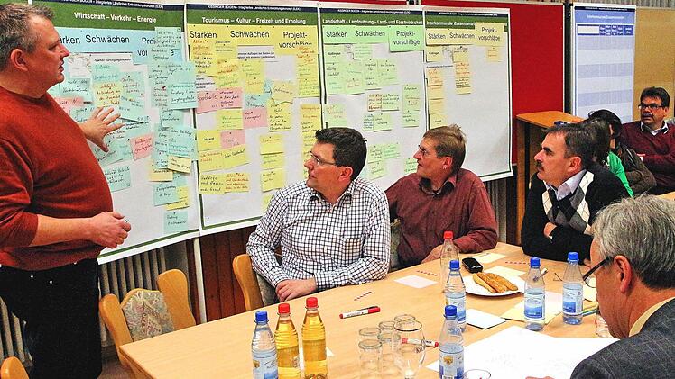 Beim Workshop in Nüdlingen zum "integrierten ländlichen Entwicklungskonzept" der Gemeinde-Allianz "Kissinger Bogen" konnten die Bürger konkrete Vorschläge für Projekte machen. Fotos: Dieter Britz