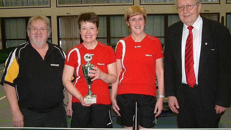 Damen-Gewinner der Altersklasse 50 wurden Gisela Hable (mit Pokal) und Anita Beetz vom TSV Teuschnitz. Mit im Bild Bezirksvorsitzender Hartmut Müller (links) und Seniorenfachwart Günter Zech.