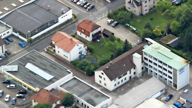 Auf dem Gelände der Staffelsteiner Pinselfabrik Schorr (Gebäude rechts) darf eine Wohnanlage errichtet werden. Der Bauwerber erklärte sich nun vor dem Verwaltungsgericht Bayreuth einverstanden, die für ein Mischgebiet typischen Immissionen des benachbarten Kfz-Betriebes (unten und rechts im Bild) zu dulden.