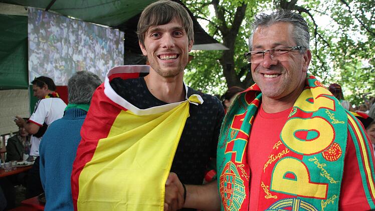Schöne Geste: Björn Trost schüttelt nach dem Spiel die Hand von Carlos Pinto vom ARP Gaustadt (rechts), der trotz der Niederlage lächeln kann. Foto: Sebastian Martin
