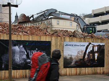 Die Firma "Bock und Söhne" hat eigens einen Fotografen auf die Baustelle geschickt, um individuelle Plakate für den Bauzaun rund ums ehemalige Kurhaushotel zu gestalten. Die "Immobilien Freistaat Bayern" ließ sie jedoch gleich wieder abnehmen: Werbung verboten! Foto: Ralf Ruppert