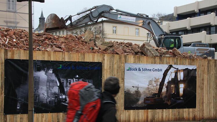 Die Firma "Bock und Söhne" hat eigens einen Fotografen auf die Baustelle geschickt, um individuelle Plakate für den Bauzaun rund ums ehemalige Kurhaushotel zu gestalten. Die "Immobilien Freistaat Bayern" ließ sie jedoch gleich wieder abnehmen: Werbung verboten! Foto: Ralf Ruppert
