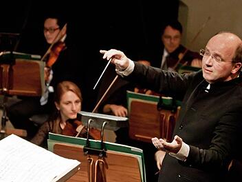 Schwelgerische Klänge im Landestheater: Coburgs Generalmusikdirektor Roland Kluttig dirigiert das Philharmonische Orchester. Fotos: Jochen Berger