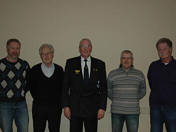 Ein einstimmiges Votum brachten die Wahlen bei der Soldaten- und Kriegerkameradschaft (von links): Beisitzer Roland Fröhlich, Dieter Zurek, Vorsitzender Ottmar Bohn, Stellvertreter Klaus Schuhmann, Protokollführer Hubert Wiegand (rechts). Es fehlen: Schatzmeister Michael Frank und Beisitzer Wolfgang Illek. Foto: Sebastian Schmitt-Mathea