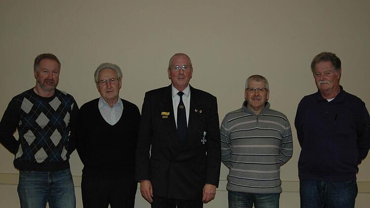 Ein einstimmiges Votum brachten die Wahlen bei der Soldaten- und Kriegerkameradschaft (von links): Beisitzer Roland Fröhlich, Dieter Zurek, Vorsitzender Ottmar Bohn, Stellvertreter Klaus Schuhmann, Protokollführer Hubert Wiegand (rechts). Es fehlen: Schatzmeister Michael Frank und Beisitzer Wolfgang Illek. Foto: Sebastian Schmitt-Mathea