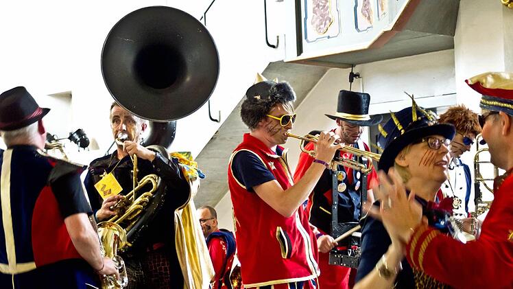 Die Quastenflosser wurden bei ihrem Auftritt in der Coburger Heilig-Kreuz-Kirche begeistert gefeiert.  Foto: Jochen Berger