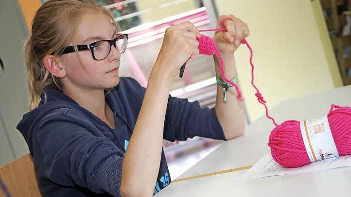 Magenta heißt die Farbe, die sich Amelie für ihre Handytasche im My Boshi-Stil ausgesucht hat.  Fotos: G. Völk
