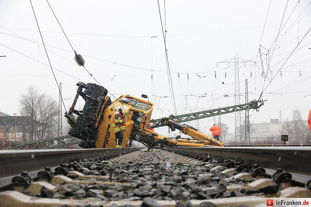 Forchheim: Bagger kippt auf Bahngleis