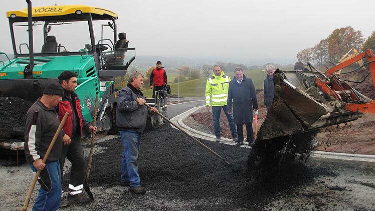 Im Baugebiet Forstlahm-Nord sind die Schlussarbeiten im Gang. Derzeit werden die Straßen asphaltiert. In zwei bis drei Wochen können die ersten Bauherrn loslegen. Nach Auskunft der Stadt ist die Hälfte der Bauplätze verkauft. Foto: Stephan Tiroch