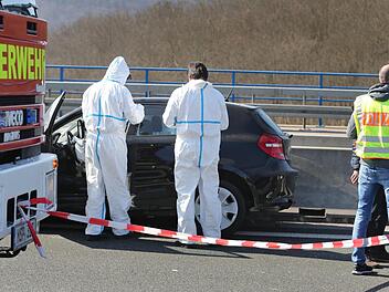 Am Sonntagmorgen ist es auf der A3 bei Bischbrunn zu einem Großeinsatz der Polizei gekommen. In einem Auto war die Leiche einer Frau gefunden worden, unterhalb der Brücke ein toter Mann. Die Polizei vermutet eine Beziehungstat. Foto: Karl-Josef Hildenbrand/dpa