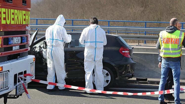 Am Sonntagmorgen ist es auf der A3 bei Bischbrunn zu einem Großeinsatz der Polizei gekommen. In einem Auto war die Leiche einer Frau gefunden worden, unterhalb der Brücke ein toter Mann. Die Polizei vermutet eine Beziehungstat. Foto: Karl-Josef Hildenbrand/dpa