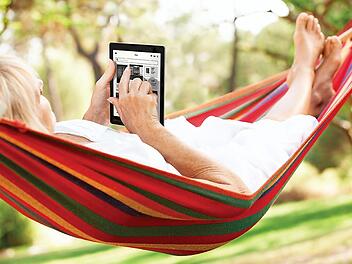 Ideal für den Urlaub: ein E-Book-Reader, auf dem fast beliebig viel Lesestoff Platz findet. Mit modernen Geräten kann man bei Sonne genauso schmökern wie bei Dunkelheit.  Foto: Kobo
