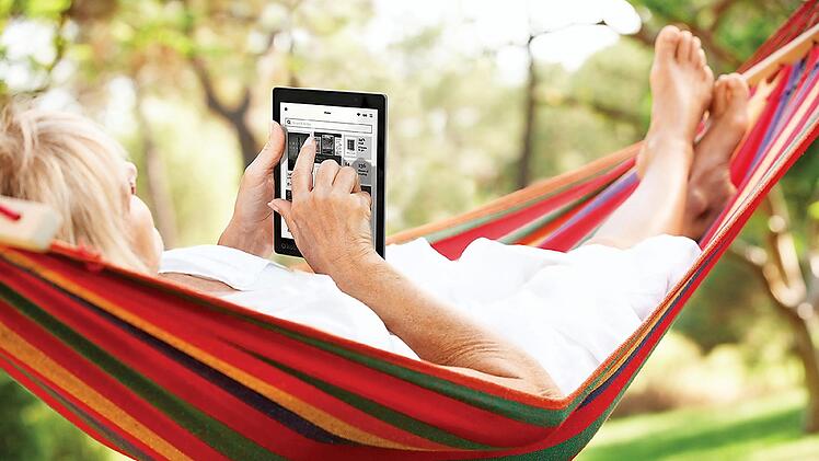 Ideal für den Urlaub: ein E-Book-Reader, auf dem fast beliebig viel Lesestoff Platz findet. Mit modernen Geräten kann man bei Sonne genauso schmökern wie bei Dunkelheit.  Foto: Kobo