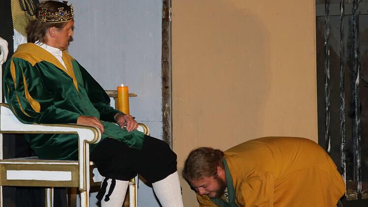 Dem König die Füße küssen. Foto: Dieter Britz