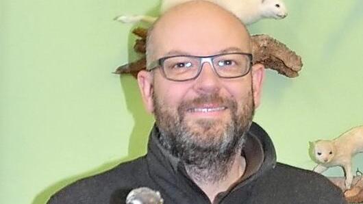 Oliver Bauer ist der neue Leiter der Jägerschule Kronach. Seine Lieblinge sind Federwild, hier hat er ein Präparat eines Sperbers. Foto: K.- H. Hofmann