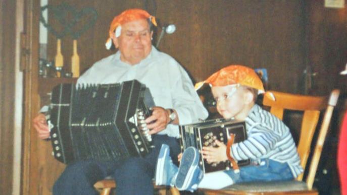 An Günter Fröbas 65. Geburtstag zog Klein-Aaron schon an der Konzertina.  privat