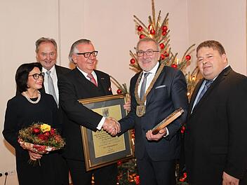 Peter Landendörfer erhält das Ehrenwappen der Marktgemeinde (v. l.): Maria Landendörfer, Hans Göller, Peter Landendörfer, Helmut Krämer und Johannes Harrer Foto: Carmen Schwind