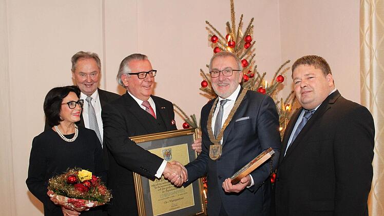Peter Landendörfer erhält das Ehrenwappen der Marktgemeinde (v. l.): Maria Landendörfer, Hans Göller, Peter Landendörfer, Helmut Krämer und Johannes Harrer Foto: Carmen Schwind
