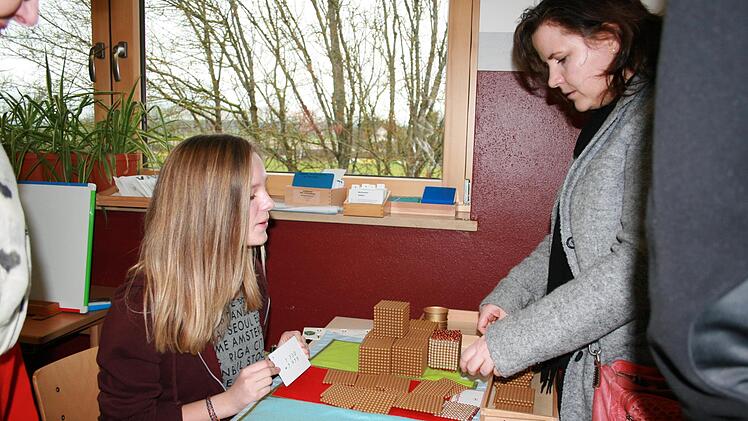 So wird Mathematik buchst&auml;blich begreifbar: Eine Sch&uuml;lerin demonstriert Besuchern das Rechnen mit Montessori-Material.