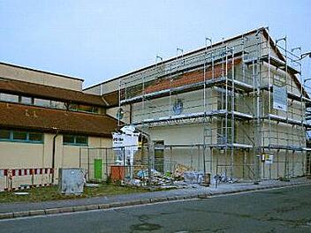 Das Gerüst am neuen Anbau kann bald abgebaut werden. Foto: Sänger