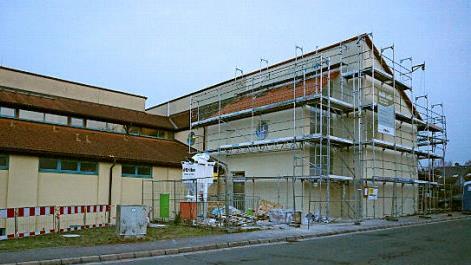 Das Gerüst am neuen Anbau kann bald abgebaut werden. Foto: Sänger