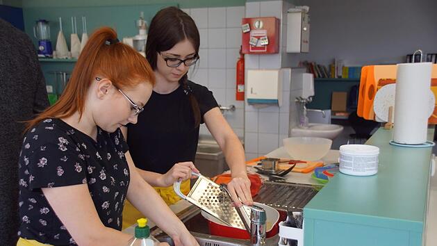 Zwei Wochen lang machen die beiden Paulinas aus dem Partnerlandkreis Klobuck ein hauswirtschaftliches Praktikum im Landkreis Ha&szlig;berge. Die erste Woche verbrachten sie an der Albrecht-D&uuml;rer-Mittelschule und an der Berufsfachschule f&uuml;r Ern&auml;hrung und Versorgung.Sabine Weinbeer