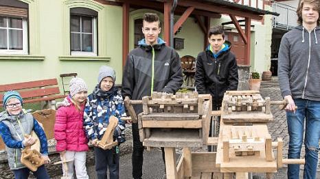 Wie in vielen Orten, so zogen an den Kartagen Kinder und Jugendliche mit Ratschen auch durch Frauendorf. Foto: Hartmut Klamm
