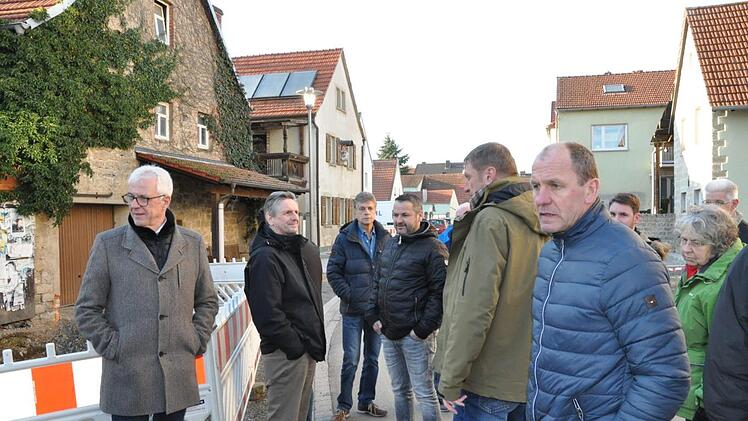 Der Bau- und Umweltausschuss des Stadtrates Haßfurt besichtigte am Dienstag die Baustelle in Wülflingen.  Martin Schweiger