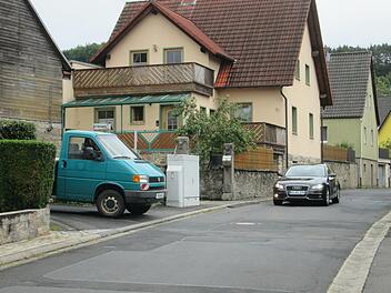 Um die Obere Dorfstraße als mögliche Einbahnstraße zu etablieren will der Gemeinderat die Meinung der Anwohner einholen. Besonders problematisch ist die Ein- und Ausfahrt an der "Hirtengasse" . Foto: Winfried Ehling