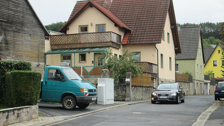 Um die Obere Dorfstraße als mögliche Einbahnstraße zu etablieren will der Gemeinderat die Meinung der Anwohner einholen. Besonders problematisch ist die Ein- und Ausfahrt an der "Hirtengasse" . Foto: Winfried Ehling