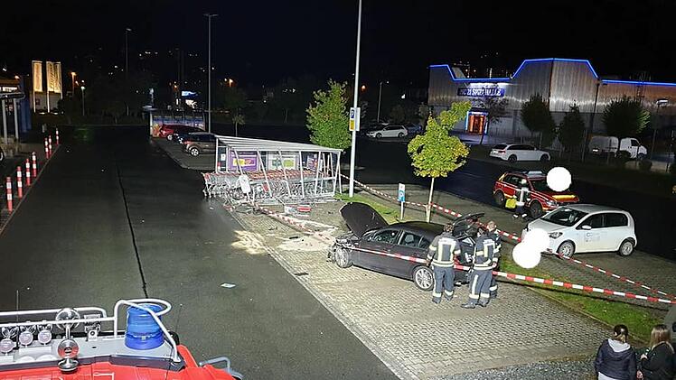 Kulmbach: Auto kollidiert mit Einkaufswägen