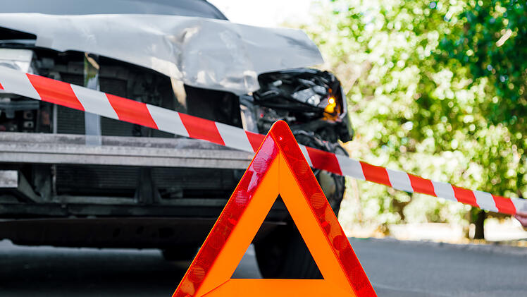 Unfall, Auto, Warndreieck,  Absperrung