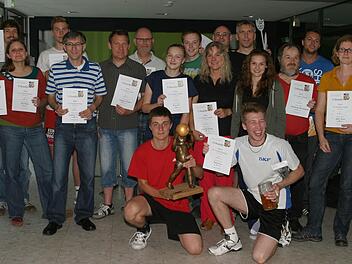 In bester Laune präsentierten sich die Vertreter der 16 Freizeit-Volleyballmannschaften mit TVE-Abteilungsleiter Johannes Müller (hintere Reihe Zweiter von rechts) nach der Siegerehrung des 25. Turnieres im Rahmen des 150-jährigen Bestehens des TV Ebern.